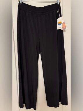 NWT Vuori Black Villa Wideleg-Short in Black, size XXL